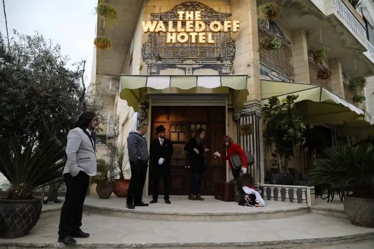 The Walled Off Hotel: todos os quartos dão vista para a barreira que simboliza a opressão dos palestinos (Ammar Awad/Reuters)