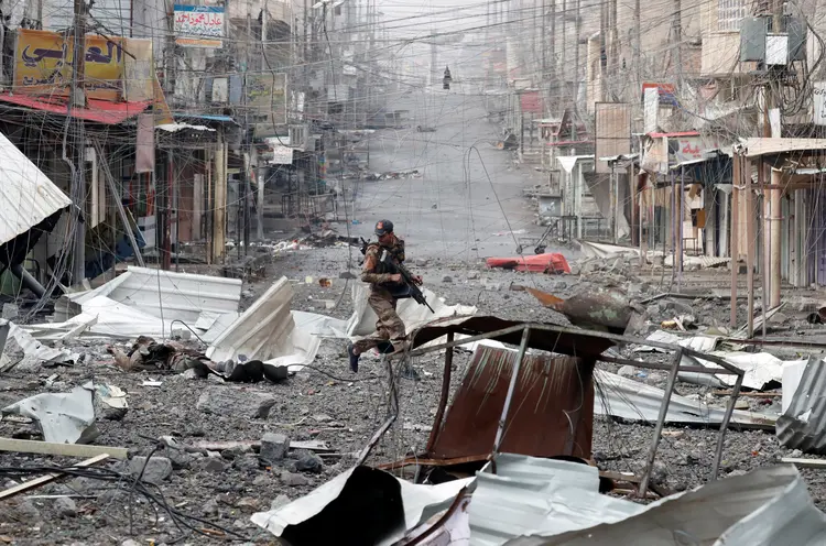 Maior parte de Mosul foi destruída durante os combates intensos de rua em rua, milhares de civis foram mortos e quase um milhão de pessoas fugiu de casa (Goran Tomasevic/Reuters)