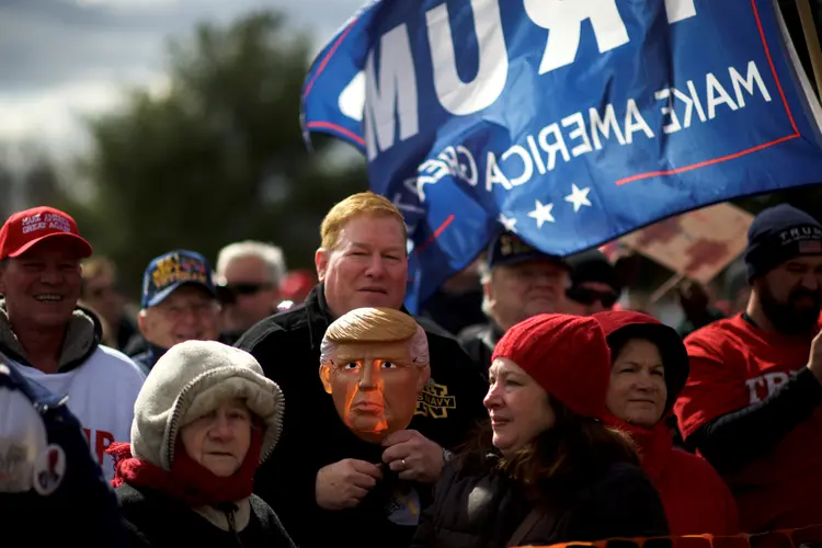 Manifestantes fazem marcha em apoio a Trump na Pensilvânia em 04/03/2017. (Mark Makela/Reuters)