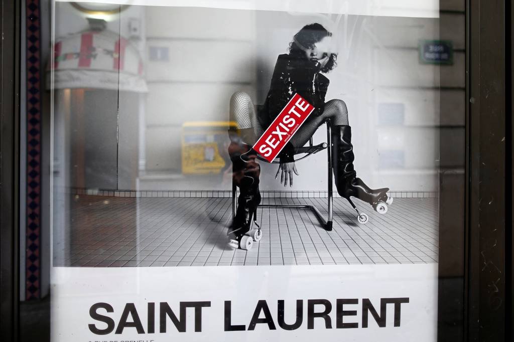 Campanha da Yves Saint Laurent é criticada por degradar a mulher