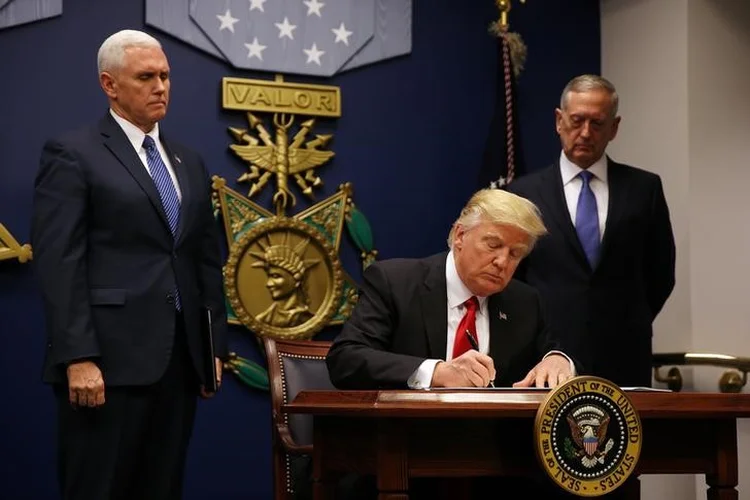 Trump: grupos denunciaram o presidente de violar a Primeira Emenda da Constituição, que proíbe a criação de leis para fazer uma religião como oficial do país (Carlos Barria/Reuters)