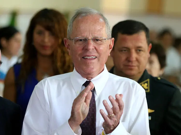 Pedro Pablo Kuczynski: dezenas de pessoas seguiram para a casa do presidente para comemorar o resultado (Mariana Bazo/Reuters)