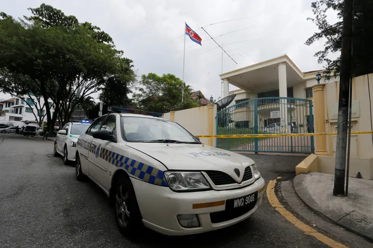 Carros de polícia bloqueiam entrada da embaixada da Coreia do Norte em Kuala Lumpur (Lai Seng Sin/Reuters)