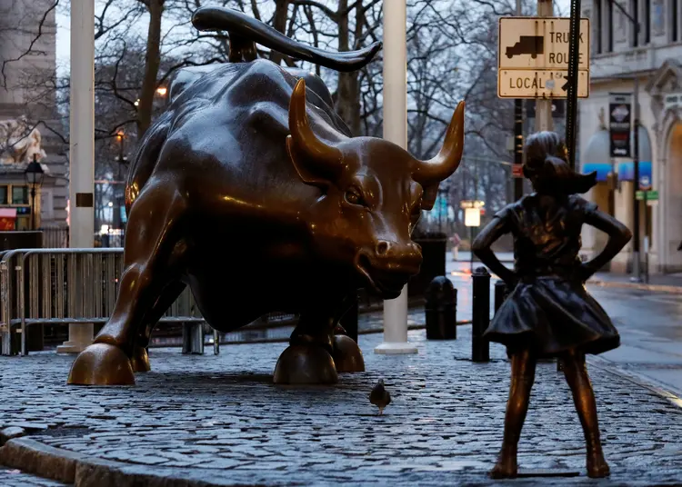 Estátuas: a menina enfrenta a estátua icônica do touro de Wall Street, batizada de "Charging Bull", instalada em dezembro de 1989 (Brendan McDermid/Reuters)
