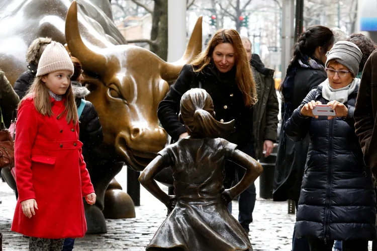 Dia da Mulher nos EUA: estátua de uma garota enfrentando o touro de Wall Street (Brendan McDermid/Reuters)