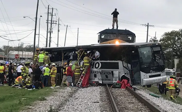 Acidente: das 43 pessoas que viajavam no ônibus, 35 ficaram feridas (John Fitzhugh/Reuters)