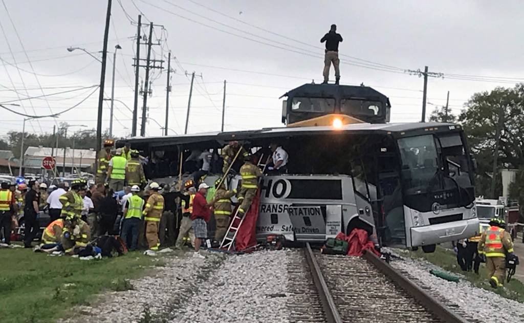 Colisão entre trem e ônibus deixa 4 mortos nos EUA