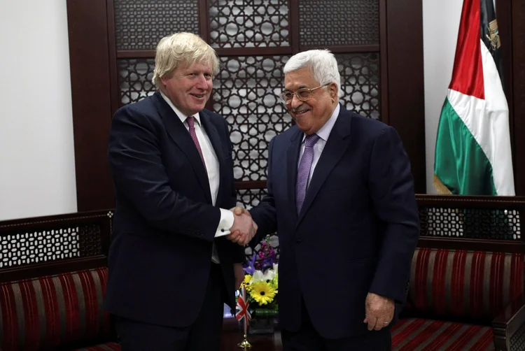 Boris Johnson e Abbas: "Quero lembrar que a política de nosso governo é a solução de dois Estados e queremos dar nossa modesta contribuição para consegui-la", disse Johnson (Mohamad Torokman/Reuters)