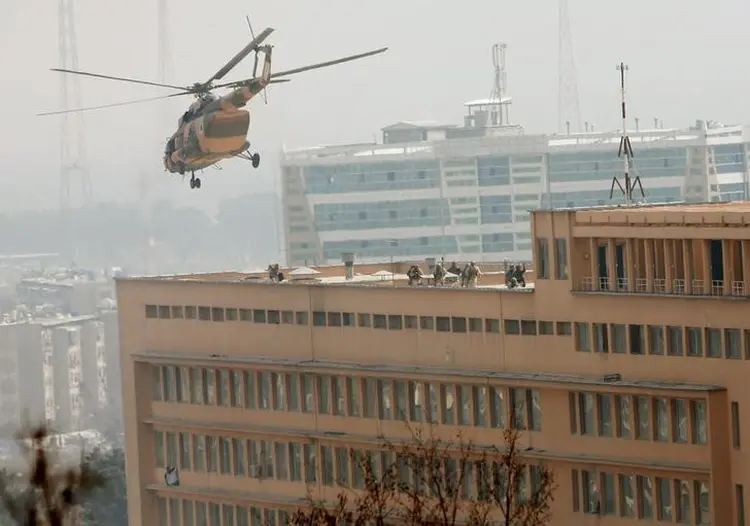 Soldados afegãos durante operação contra homens armados que invadiram hospital em Cabul (Mohammad Ismail/Reuters)