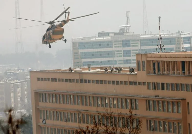 Soldados afegãos durante operação contra homens armados que invadiram hospital em Cabul (Mohammad Ismail/Reuters)