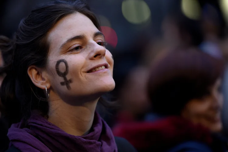 ESPANHA - Mulher sorrindo durante marcha do Dia Internacional da Mulher (Eloy Alonso/Reuters)