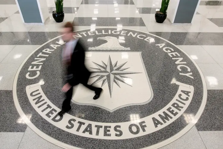CIA: "nossa missão é coletar materiais estrangeiros para proteger os EUA contra terroristas, estados-nações hostis e outros adversários" (Larry Downing/Reuters)