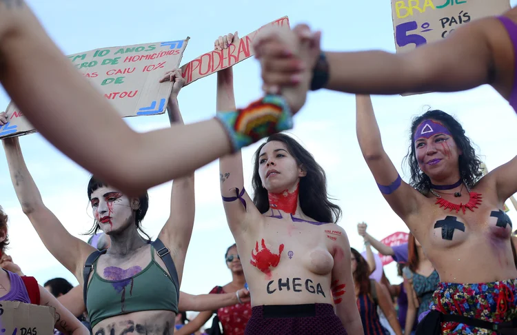 Dia da Mulher em Brasília: "Hoje, não é dia de nenhuma comemoração. O que temos a comemorar quando 12 mulheres são assassinadas por dia no país e quando uma mulher é estuprada a cada 11 minutos?" (Adriano Machado/Reuters)