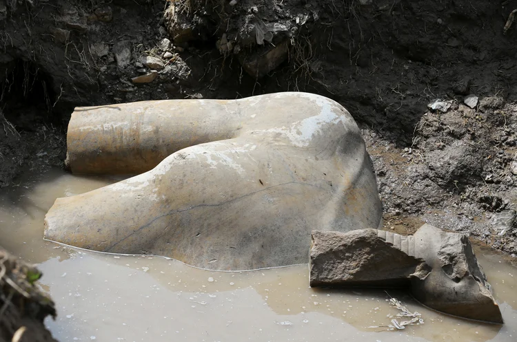 Estátua: alguns dos restos correspondem a uma estátua de oito metros de comprimento, esculpida em quartzo, e que representa "provavelmente" o próprio Ramsés II (Mohamed Abd El Ghany/Reuters)