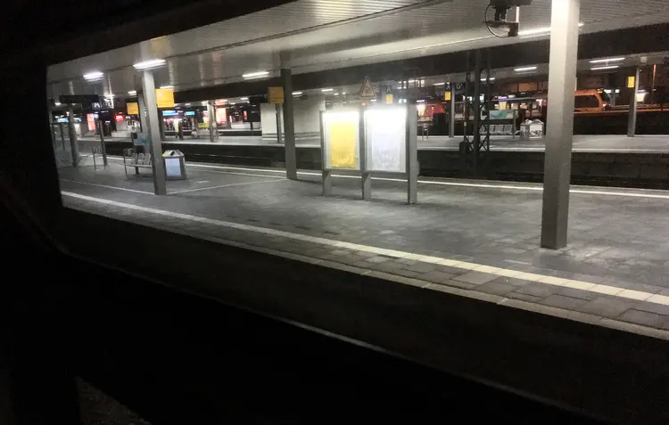 Estação de trem vazia em Dusseldorf: a vida dos feridos "corre perigo", precisou o porta-voz da polícia (Joern Poltz/Reuters)