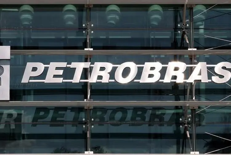 Petrobras: companhia anunciou em maio a abertura de um processo para vender 100 por cento de sua participação no campo de Azulão (Paulo Whitaker/Reuters)