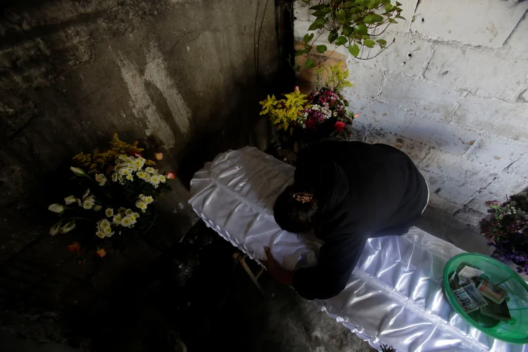 Funeral de uma das vítimas do incêndio: o local abriga, por ordem judicial, menores de 18 anos vítimas de violência doméstica, de algum delito ou que foram resgatadas das ruas (Saul Martinez/Reuters)