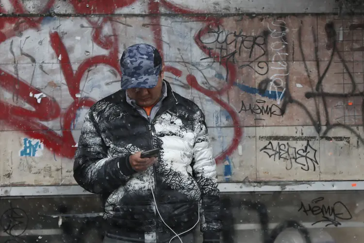 Nova York: as neves mais fortes podem chegar a alcançar os 61 centímetros, e na manhã de terça-feira a neve cairá com um volume de cinco a sete centímetros por hora (Shannon Stapleton/Reuters)