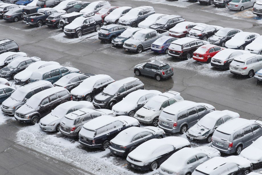 Carros cobertos de neve durante nevasca em Chicago, Estados Unidos