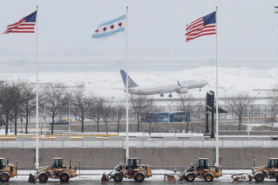 Avião da United pousa no aeroporto de Chicago durante nevasca nos Estados Unidos