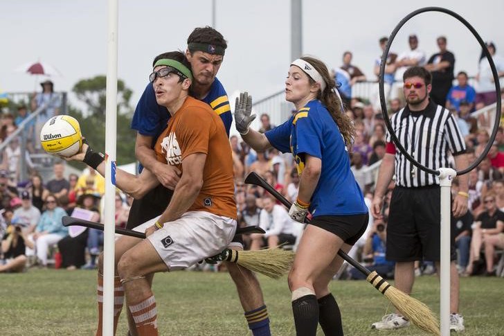 Jogo de Quadribol: em vez de voarem pelo ar em vassouras mágicas, os competidores correm pelo campo segurando um bastão entre as penas (Scott Audette/Reuters)