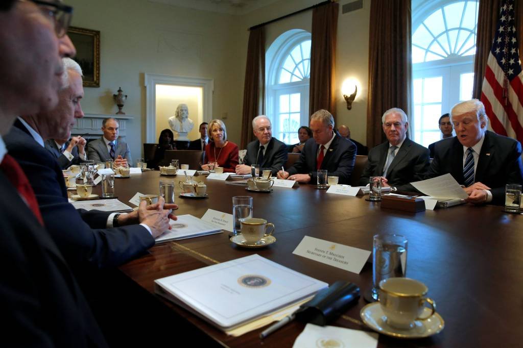 Donald Trump faz sua primeira reunião com gabinete ministerial
