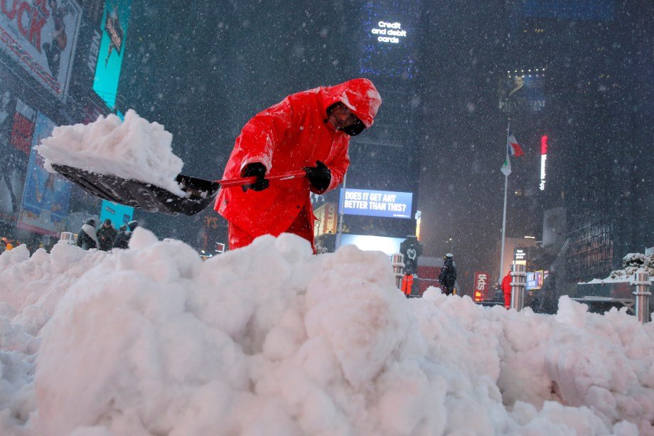 Homem remove neve em Manhattan, durante nevasca na cidade de Nova York