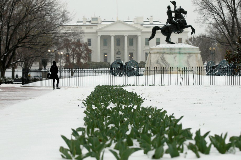 Neve acumulada em frente à Casa Branca, em Washington