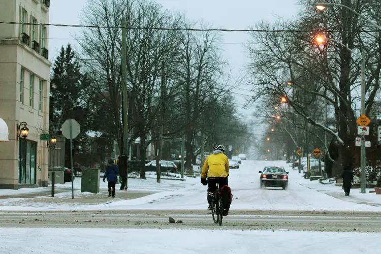 Ciclista em meio à neve após tempestade em Toronto, no Canadá (Hyungwon Kang/Reuters)