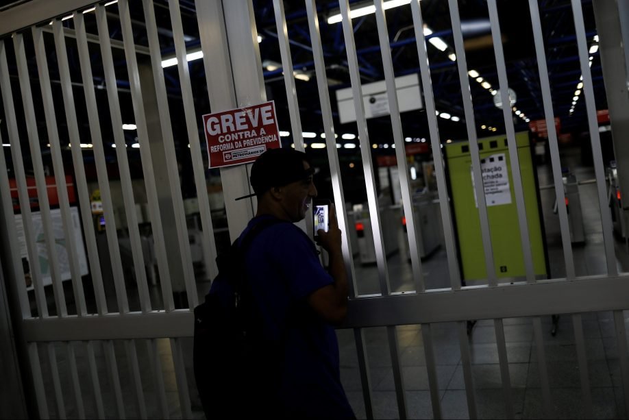 Os trens circulavam na cidade apenas em alguns trechos e eram comandados por supervisores, segundo os grevistas