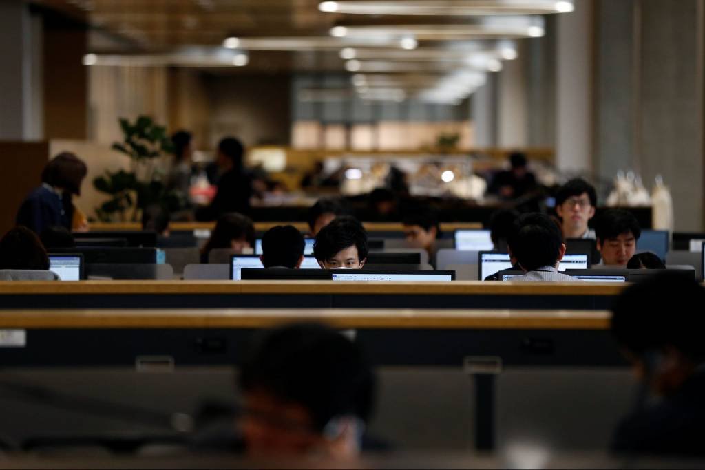 Japão limita hora extra para evitar mortes por trabalho excessivo