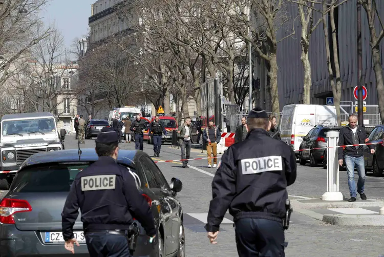 Explosão: a polícia evacuou o setor e as imediações para poder proceder à abertura do pacote em segurança (Philippe Wojazer/Reuters)