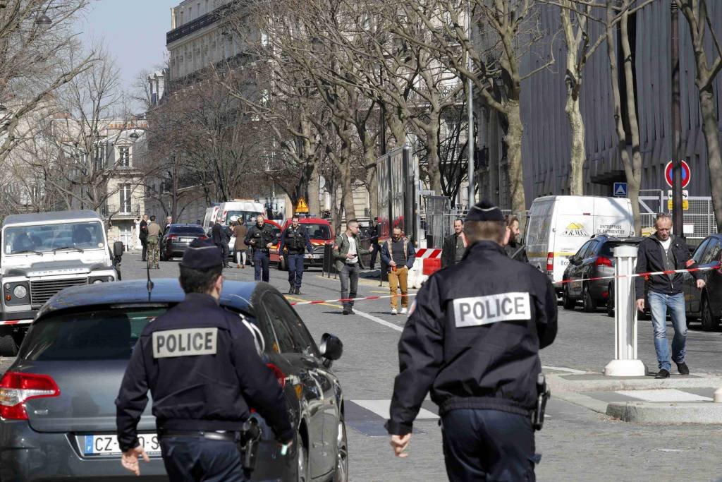 Atentado com pacote-bomba na sede do FMI em Paris deixa um ferido