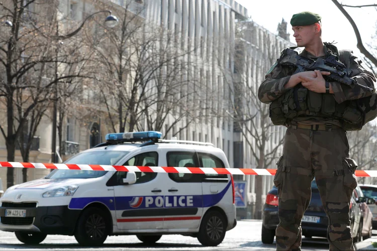 FMI: Hollande reafirmou que manterá até o dia 15 de julho o estado de emergência (Christian Hartmann/Reuters)