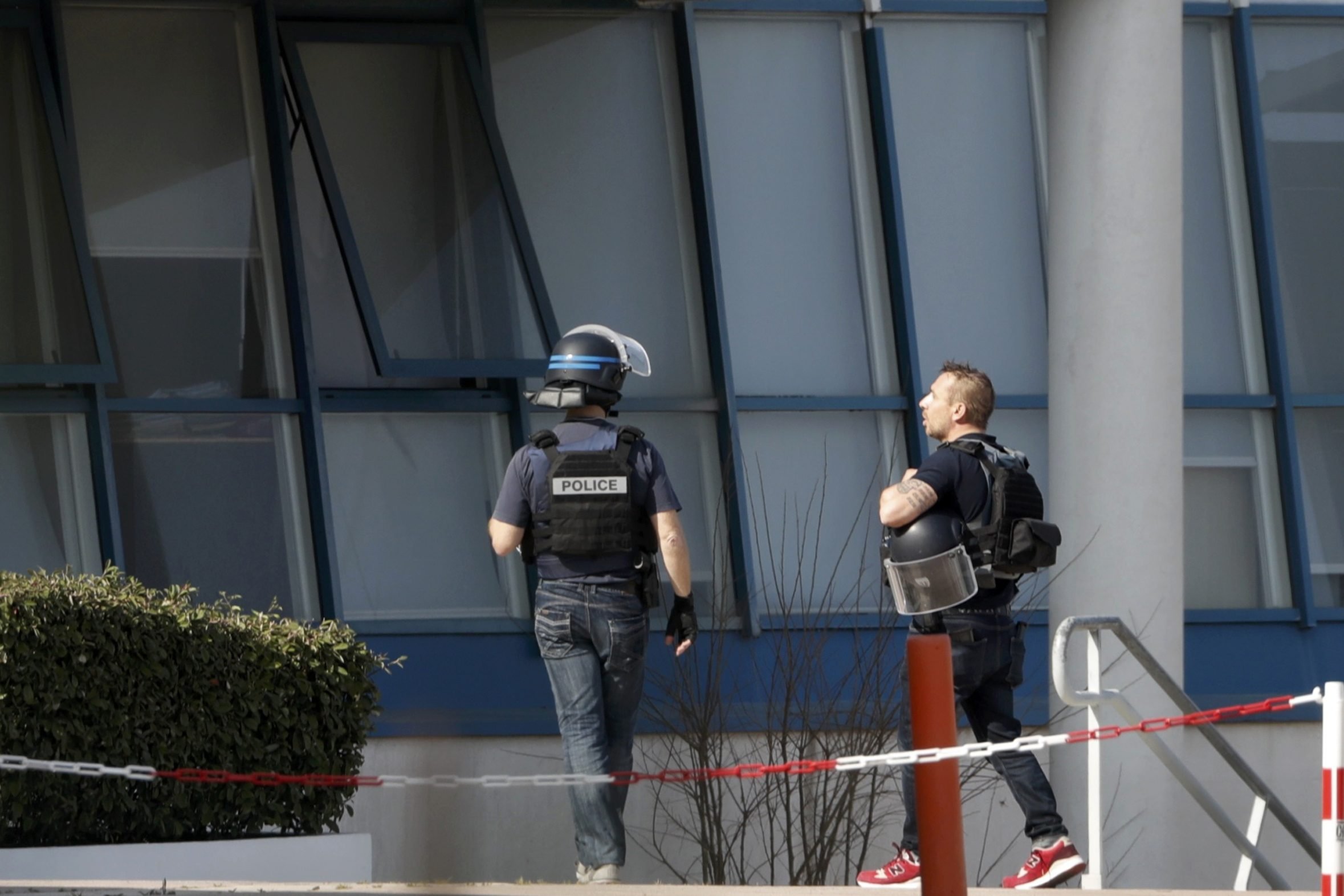 Atirador de escola francesa teria se inspirado em vídeos dos EUA