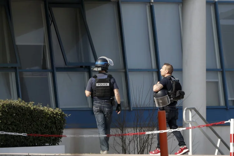 França: o jovem, que também carregava munições, revólveres, uma granada e o que parecia ser um artefato explosivo caseiro, não apresentou nenhuma resistência quando foi preso na escola (Eric Gaillard/Reuters)