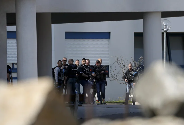 Polícia: a ministra também considerou "heroica" a atuação do diretor do colégio (Eric Gaillard/Reuters)
