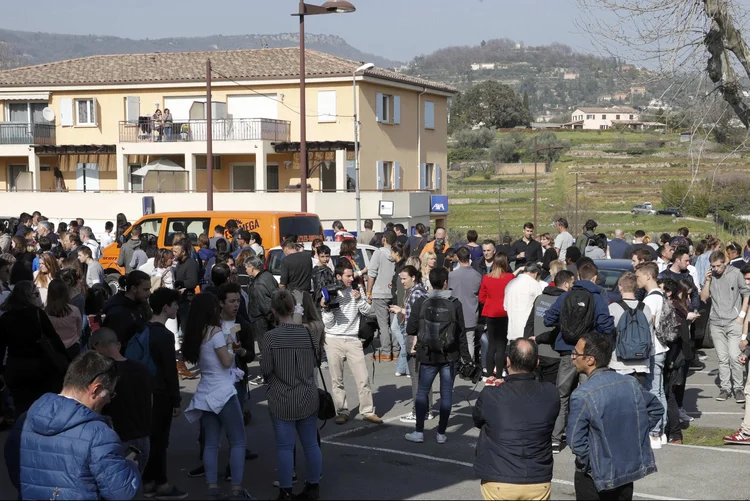 Escola: o incidente deixou 14 levemente feridas, quatro delas pelos tiros e as demais ao tentar fugir (Eric Gaillard/Reuters)