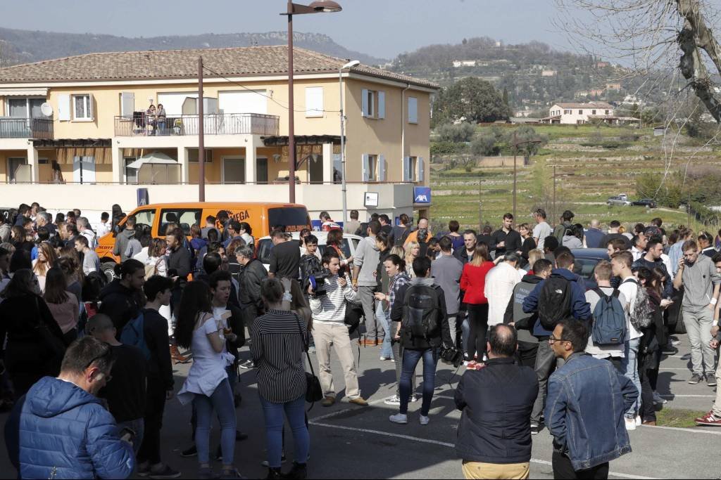 Polícia detém mais uma pessoa após tiroteio em escola na França