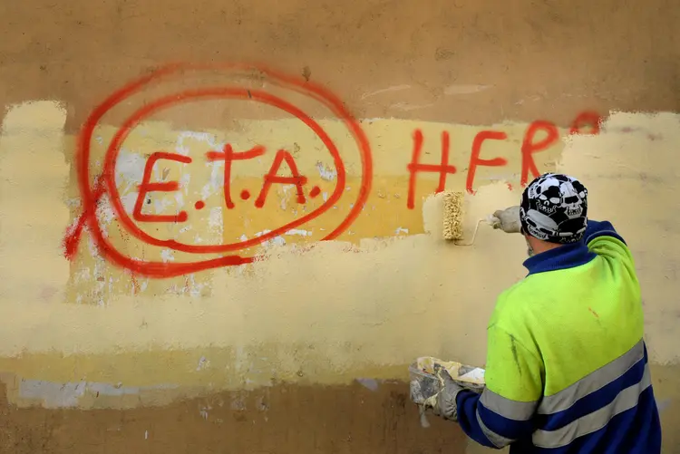 Funcionário apaga grafite em apoio ao grupo terrorista ETA em Guernica, Espanha, em 2011 (Vincent West/File Photo/Reuters)