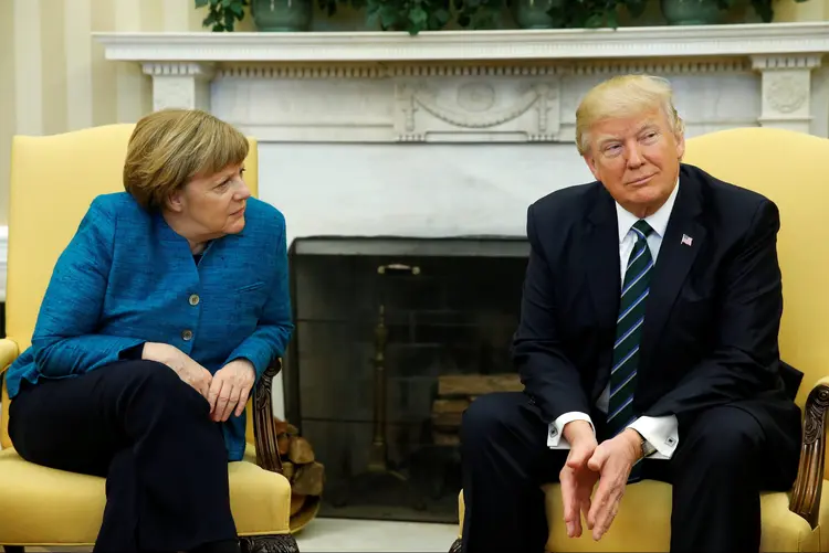 Merkel e Trump: "temos um déficit comercial ENORME com a Alemanha e, além disso, eles gastam MUITO MENOS do que deveriam", (Jonathan Ernst/Reuters)