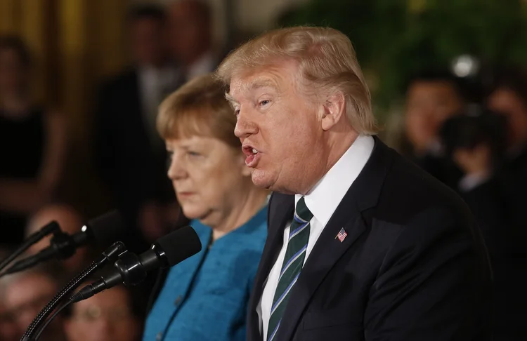 Trump e Merkel: "Muitas nações devem vastas quantidades de dinheiro (à Otan), e é muito injusto para os EUA. Estas nações devem pagar o que devem", disse Trump (Jonathan Ernst/Reuters)