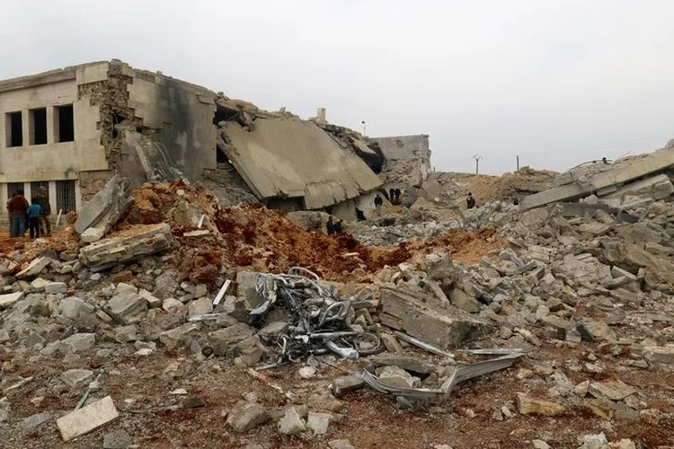 Destroços de mesquita: "A mesquita continua em pé, relativamente intocada", afirmou o porta-voz do Pentágono (Ammar Abdullah/Reuters)