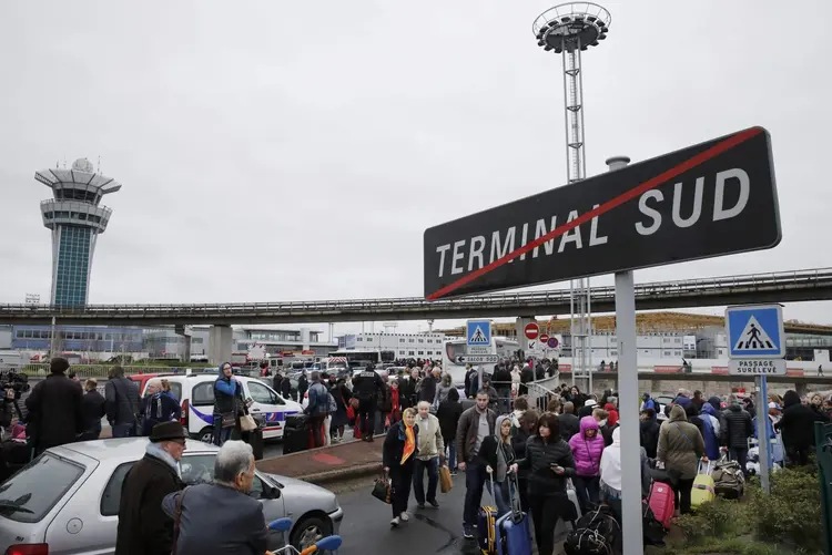 Aeroporto de Orly: fechamento do terminal afetou 10 mil passageiros, entre 54 mil com voos programados (Benoit Tessier/Reuters)
