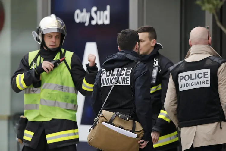 Investigadores policiais revistam a cena de um tiroteio no aeroporto de Orly, em Paris, na França (Benoit Tessier/Reuters)