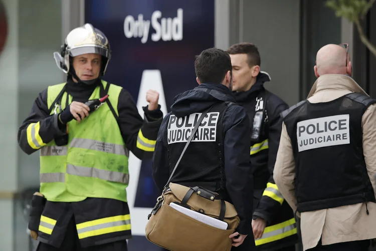 Investigadores policiais revistam a cena de um tiroteio no aeroporto de Orly, em Paris, na França (Benoit Tessier/Reuters)