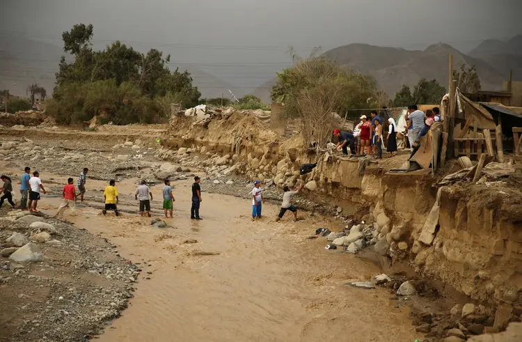 Enchentes no Peru: a ajuda colombiana se uniu à que foi disponibilizada pelo Equador no domingo, quando um avião da força aérea desse país pousou com 3.000 porções alimentícias (Mariana Bazo/Reuters)