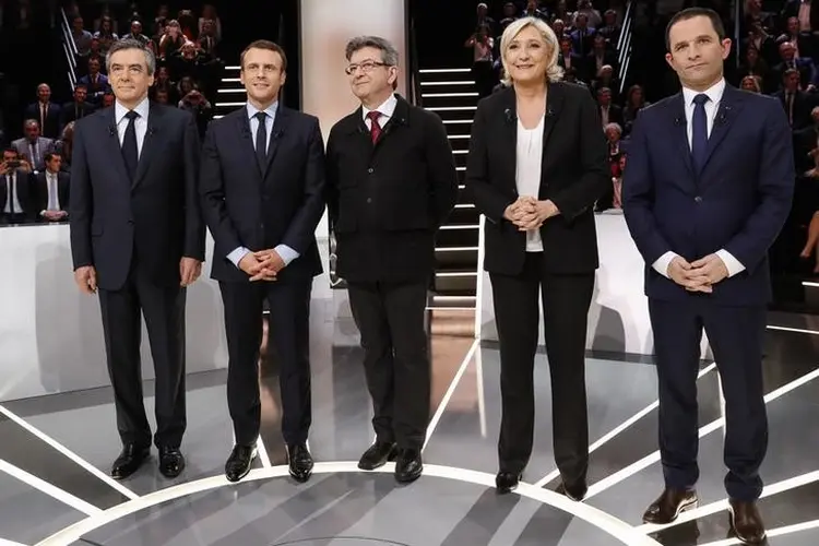 Debate: o candidato centrista Emmanuel Macron e a representante da extrema-direita Marine Le Pen tentarão se consolidar como favoritos no debate (Patrick Kovarik/Reuters)