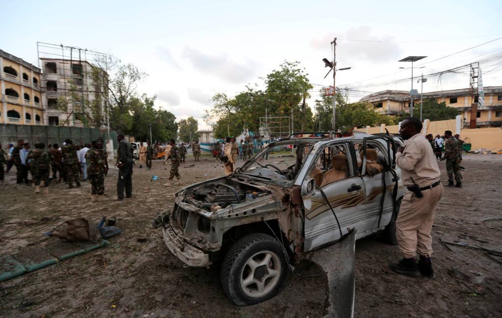 Carro-bomba destrói café na capital da Somália e mata 7