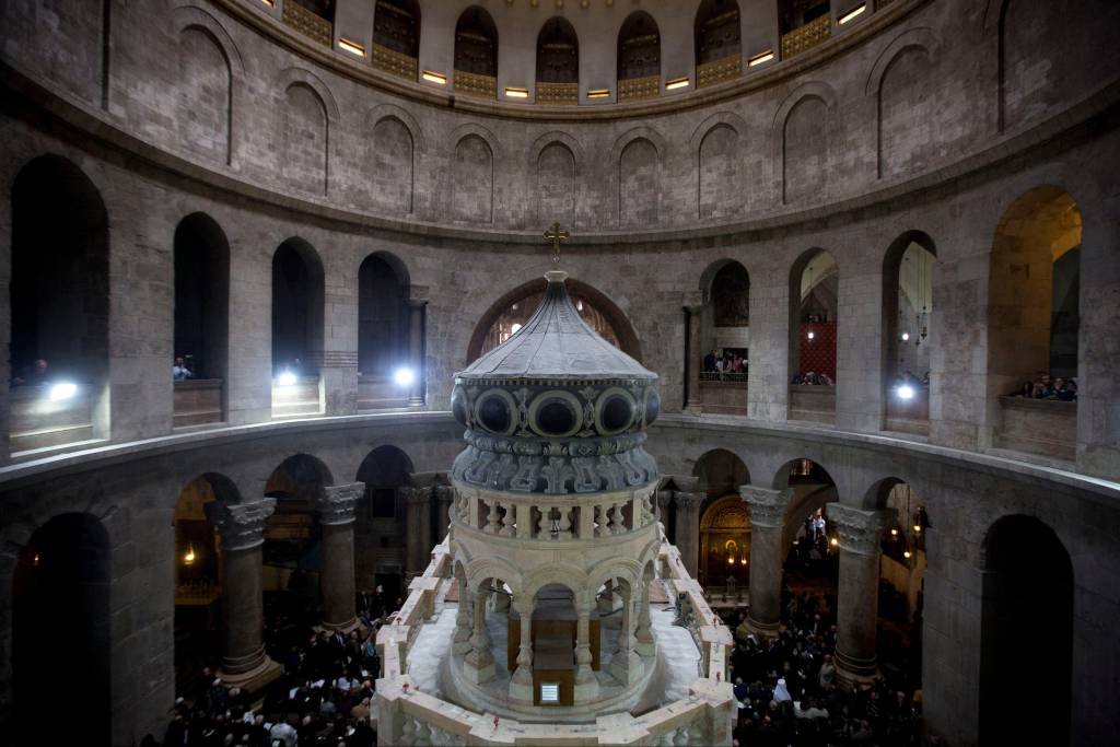 Túmulo de Jesus é reaberto em Jerusalém após restauração